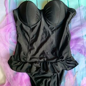 NWOT🌴 Retro strapless cupped ruffle one piece swimsuit